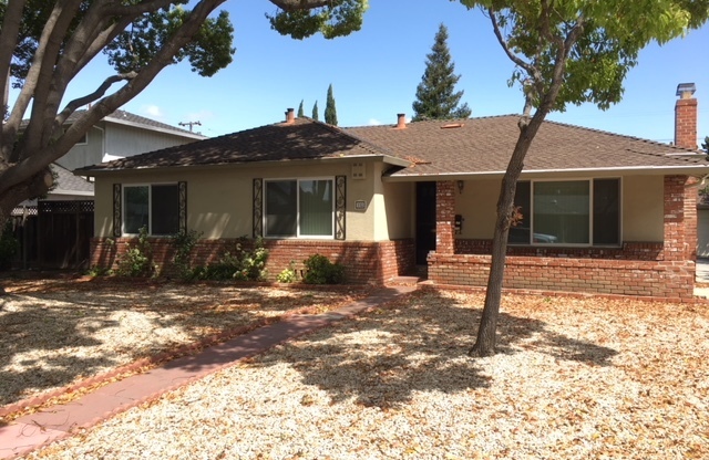 SANTA CLARA - Charismatic home with hardwood floors, great location.