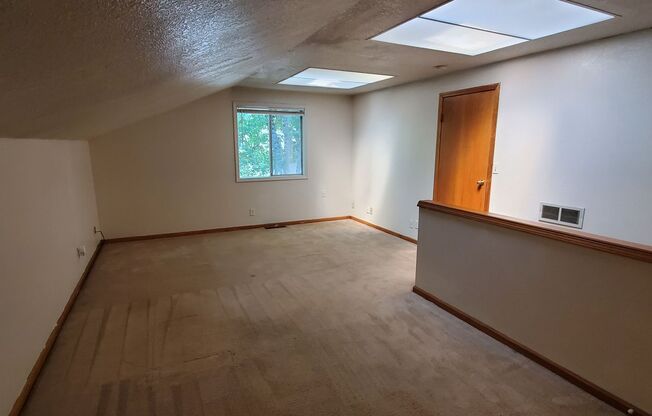 Three Bedroom w/ a Large Bonus Room on a Cul-de-sac