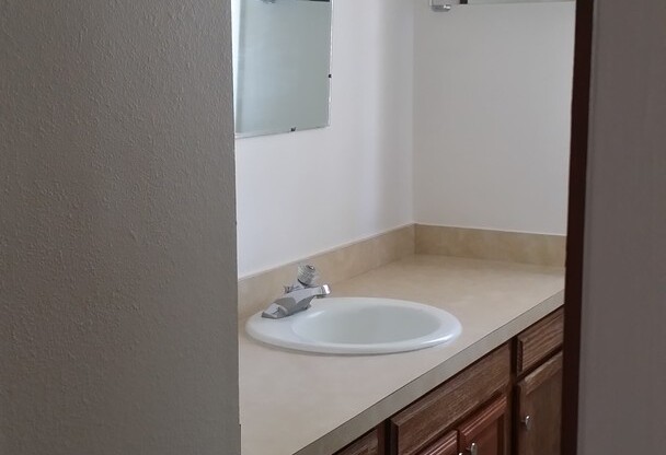 2 beds, 1 bath, $1,100, Unit B
