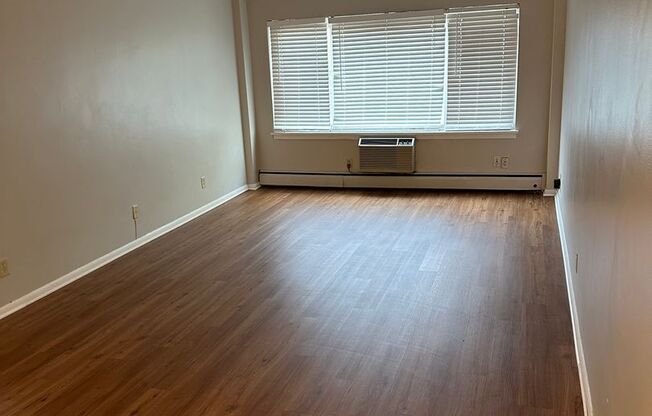 1 bed, 1 bath, 700 sqft, $1,295, Unit 309(R)