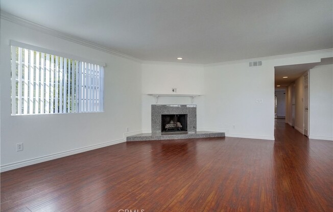 952 W 18 ST