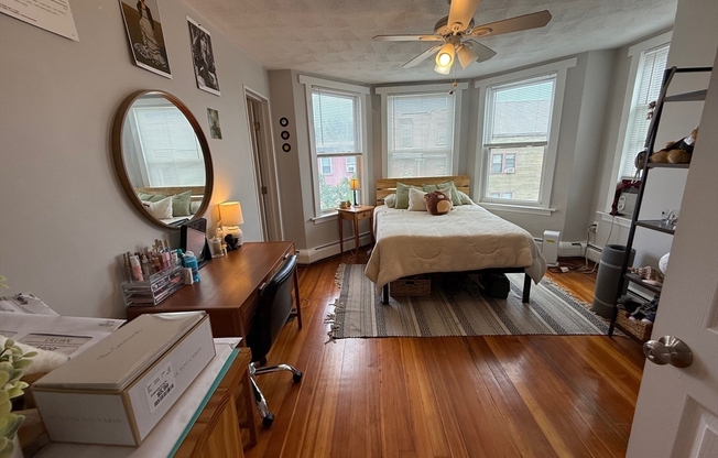 3 beds, 1 bath, 1,296 sqft, $3,400, Unit 3