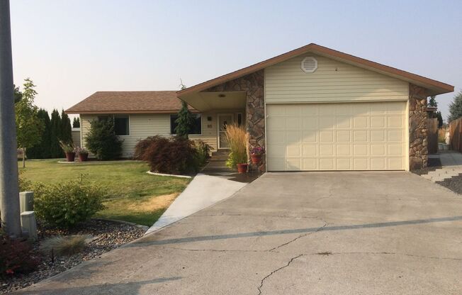 Single Family Home in Ephrata on Candy Cane Lane!!