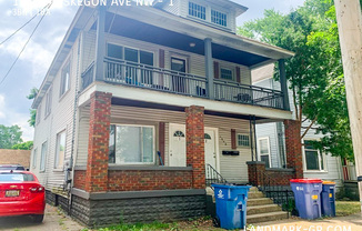1040 MUSKEGON AVE NW