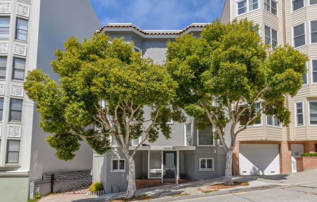 Russian Hill: Remodeled Top Floor Condo w/ Laundry in-unit & Garage Parking Included