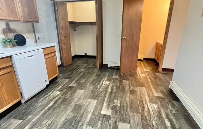 3 beds, 1.5 baths, 1,145 sqft, $1,095, Unit 300-6