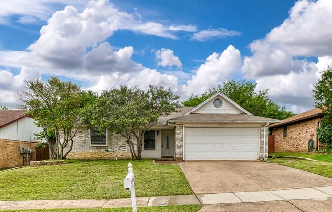 AVAILABLE NOW! NICE 3 BEDROOM HOME LOCATED IN WATAUGA, TEXAS!