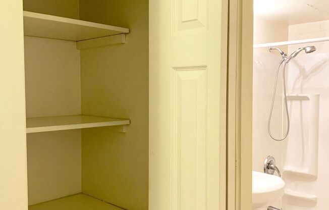 Studio, 1 bath, 302 sqft, $1,100, Unit 104