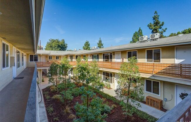 296 N Oakland Apartments exterior buildings and courtyard