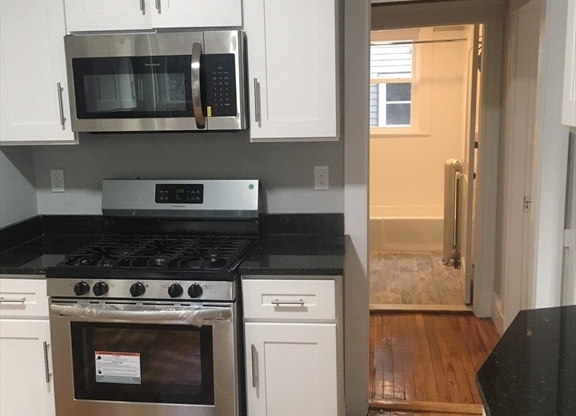 3 beds, 1 bath, 1,200 sqft, $3,300, Unit 3