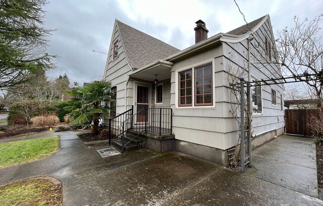 Charming 3 Bed + 1.5 Bath Home in NE Portland! Near Adidas, Hardwood Floors and Fireplace!!