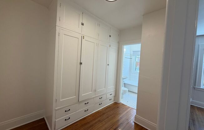 Studio, 1 bath, 320 sqft, $1,129, Unit 14