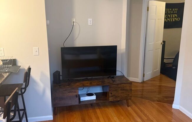 2 beds, 1 bath, $3,640, Unit 20