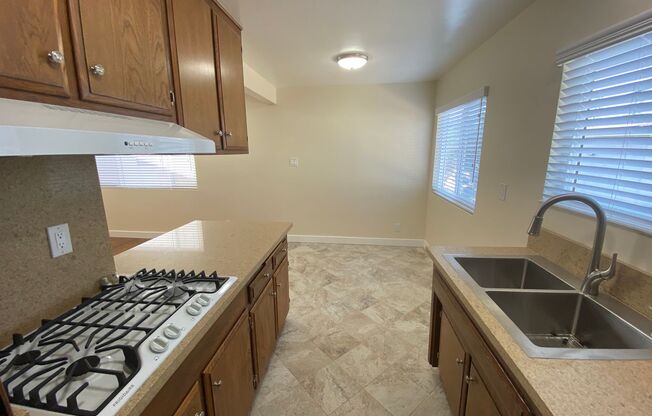 2 beds, 1 bath, 900 sqft, $1,900, Unit Apt 9