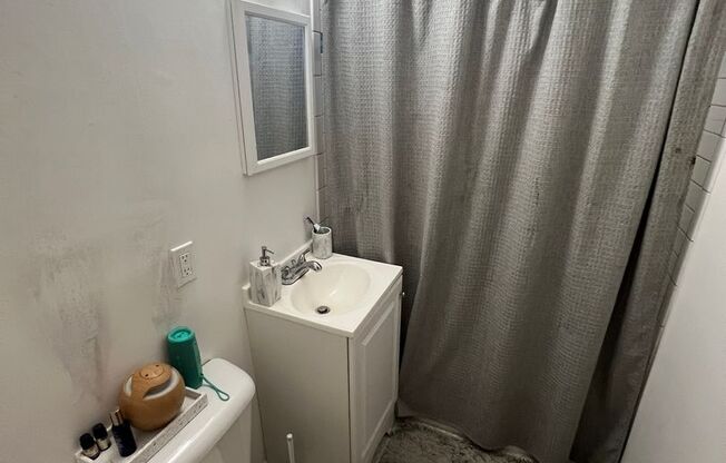 1 bed, 1 bath, 750 sqft, $925, Unit #42