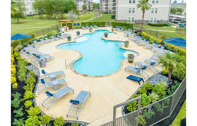 swimming pool at Park at Magnolia apartments