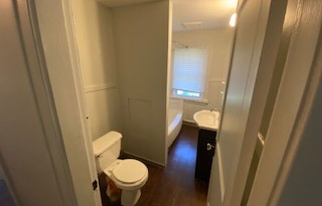 3 beds, 1 bath, $1,350, Unit 431