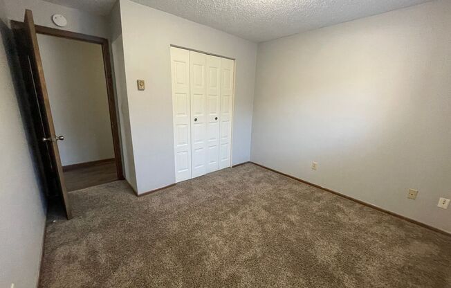 2 beds, 1 bath, $795, Unit Apt 2