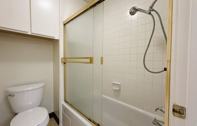 2 beds, 2 baths, $3,400, Unit # 209