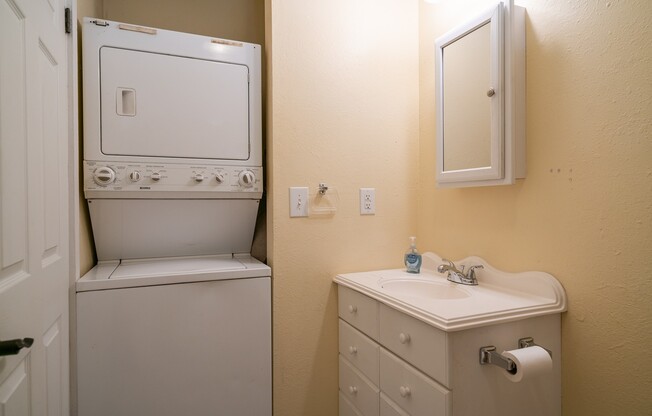 2 beds, 1 bath, $1,595