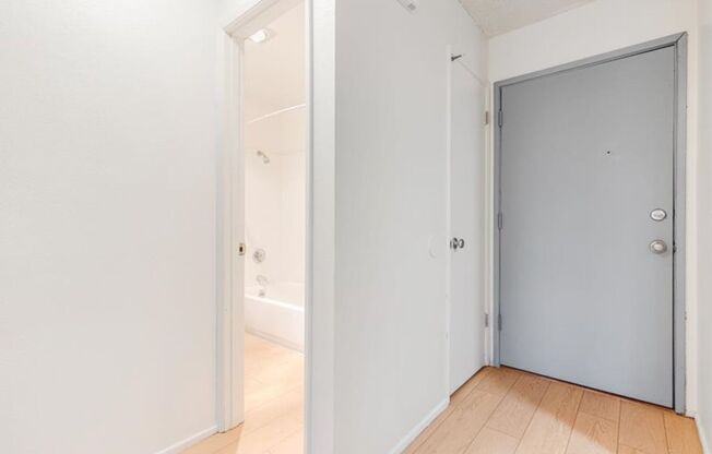 1 bed, 1 bath, 547 sqft, $1,300, Unit 8