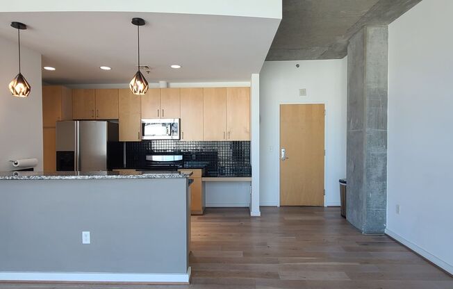 Modern Corner Unit 1BR Condo in Midtown with Skyline Views