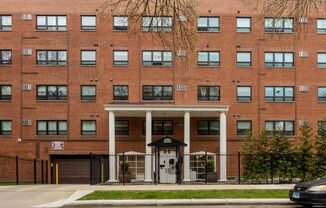 Spacious 1 BR/1 BA in Edgewater Elevator Building - Great for Commuters!