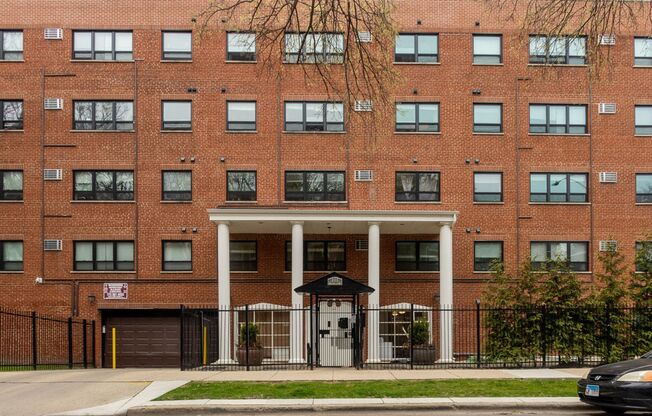 Spacious Top-Floor 1 BR/1 BA in Edgewater Elevator Building - Great for Commuters!