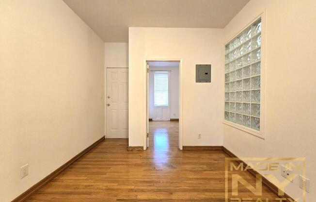 2 beds, 1 bath, $3,100, Unit 1st