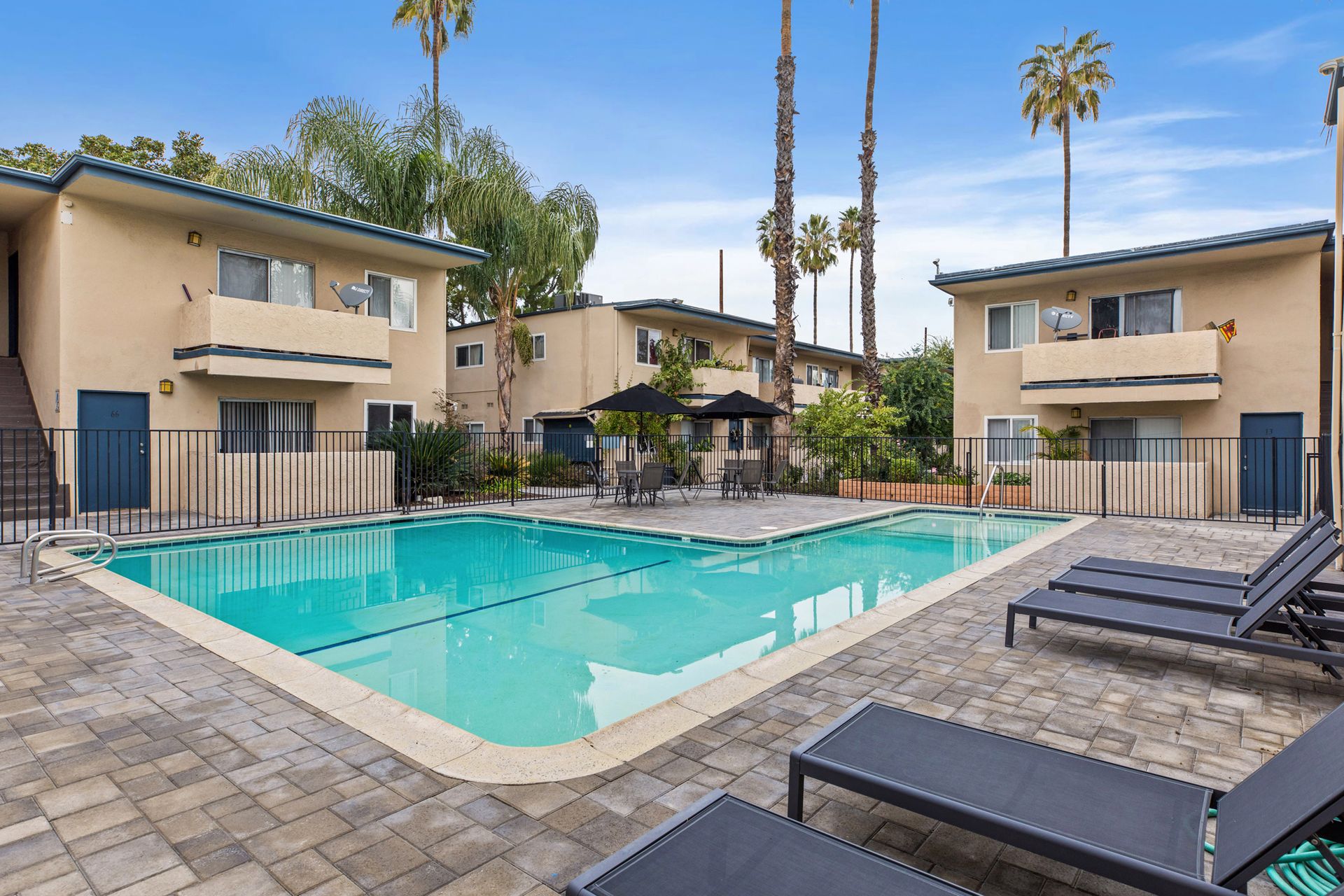 Tarzana Court Apartments