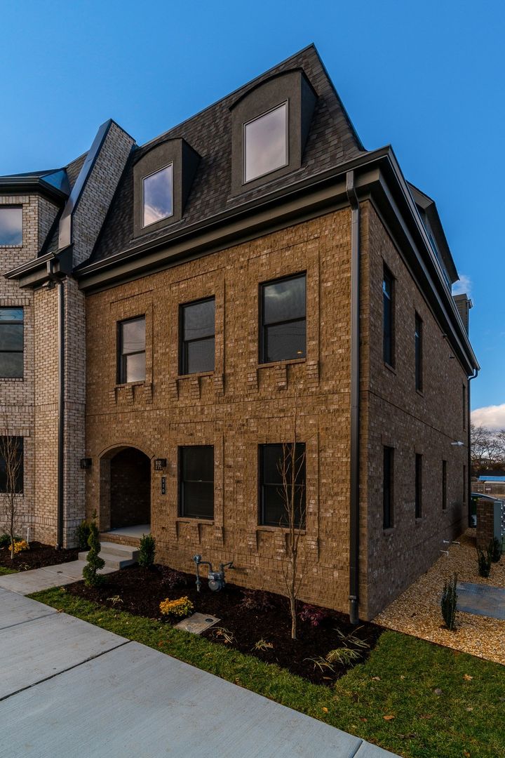 Stunning new 3BE/3.5BA construction in a prime Salemtown/ Germantown location!