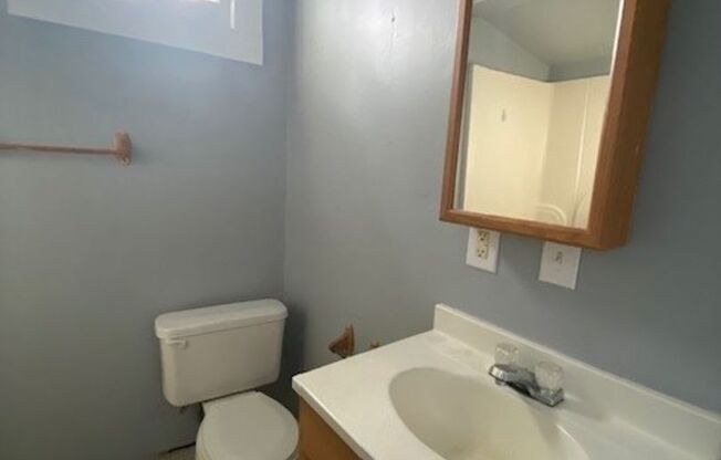 1 bed, 1 bath, $595, Unit 1/2