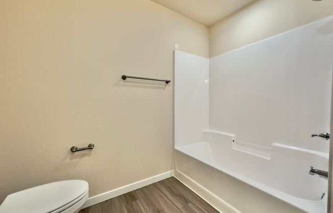 1 bed, 1 bath, 749 sqft, $1,324, Unit EC 4242-13