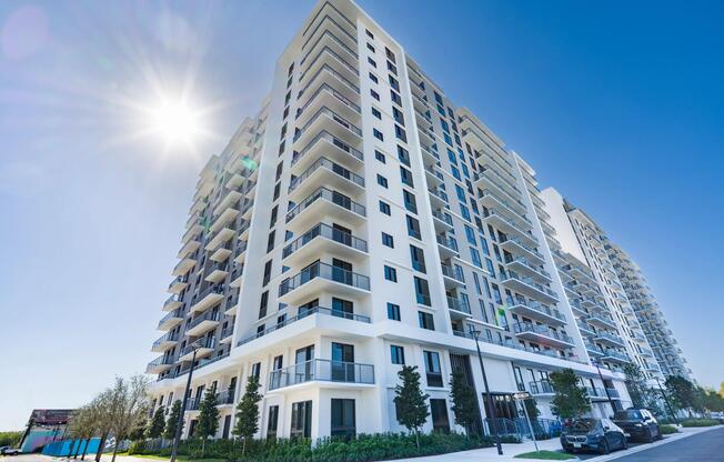 Crisp white façades and stepped balconies create a striking silhouette, where clean lines and layered geometry shape Modera Aventura’s coastal-inspired design.