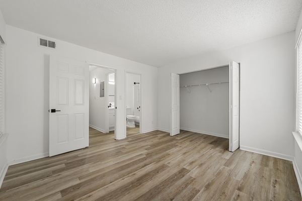 Bedroom-Spacious Closets-Reno