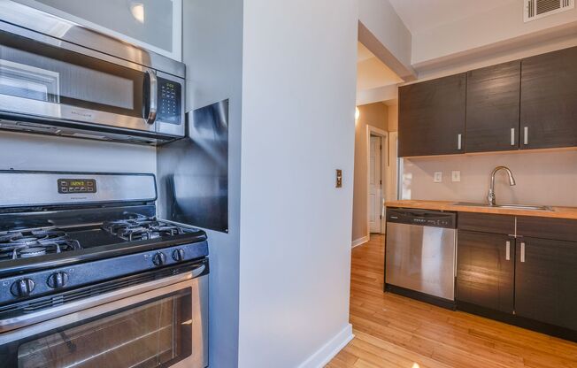 2 beds, 1 bath, $1,200, Unit Apt 2