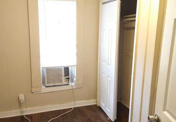 3 beds, 1 bath, 950 sqft, $950