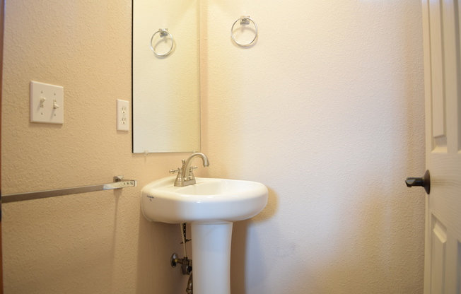 Beautiful 3 bed 2.5 bath townhome for rent!