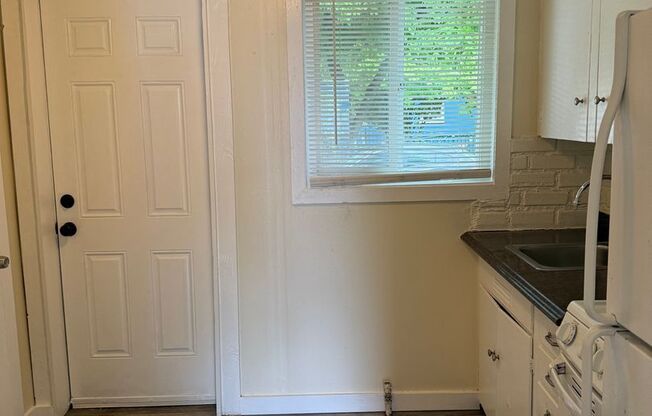 Studio, 1 bath, 200 sqft, $900, Unit 01