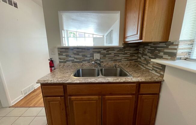 Charming 2 Bedroom, 1 Bathroom Home in Aurora