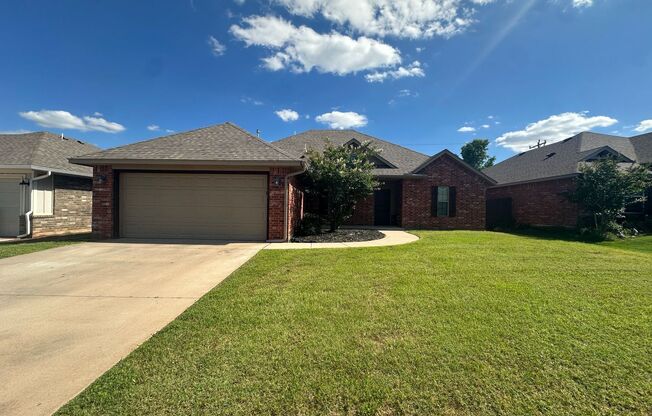 4 Bedroom 2 Bath 2 Car Garage Yukon *Mustang Schools*