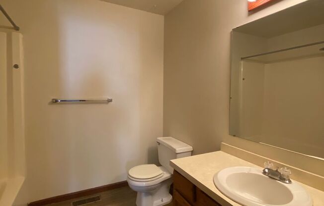 2 beds, 1 bath, $895, Unit APT. C