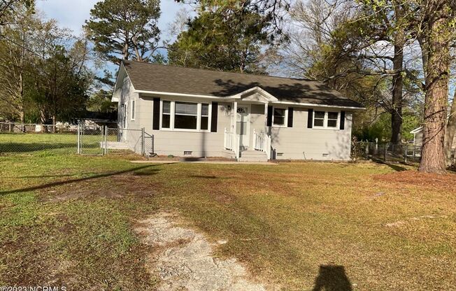 Nice three bedroom two bathroom home that is located close to Camp Lejeune,