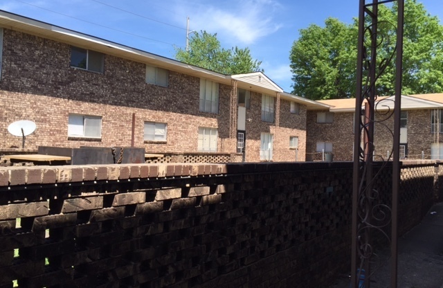 2 beds, 1 bath, 728 sqft, $750, Unit D4