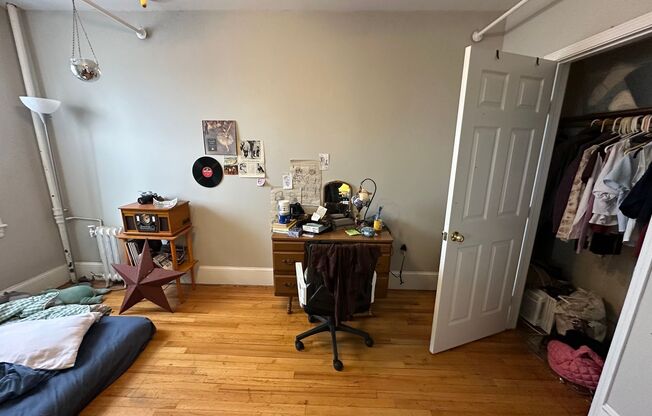 2 beds, 1 bath, $2,700, Unit 29