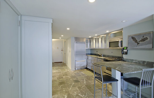 372 5 AVE