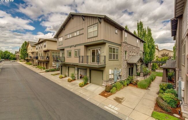 Beautiful 3BD/2BA Townhome! 2 Weeks Free Off Rent upon approval and move in!!!!