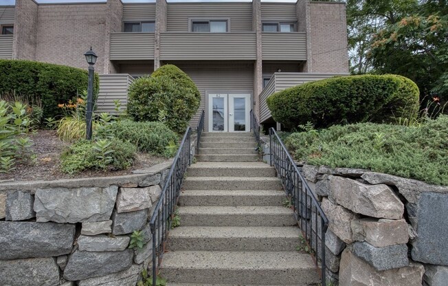 2 beds, 1.5 baths, 920 sqft, $2,500, Unit B
