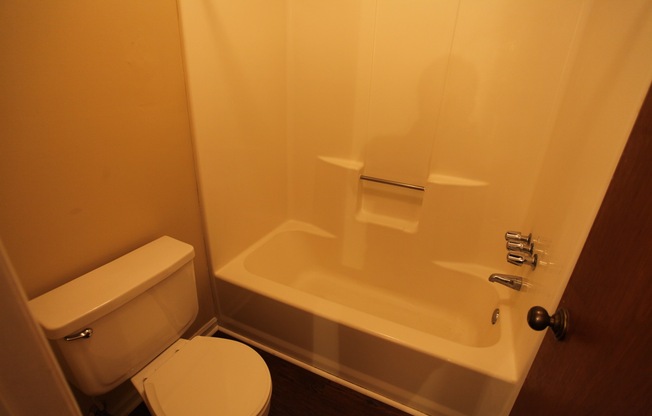 3 beds, 2 baths, $1,250, Unit # 9 B