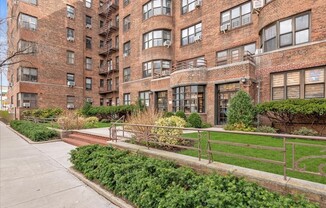98-120 Queens Boulevard